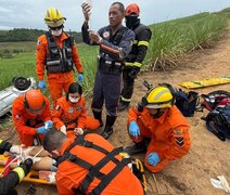 Carro capota e cai em ribanceira; mulher fica gravemente ferida em Matriz de Camaragibe