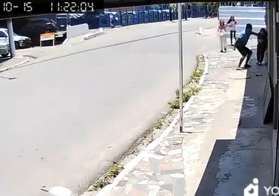 Câmeras flagram tentativa de roubo contra estudantes no Poço, em Maceió