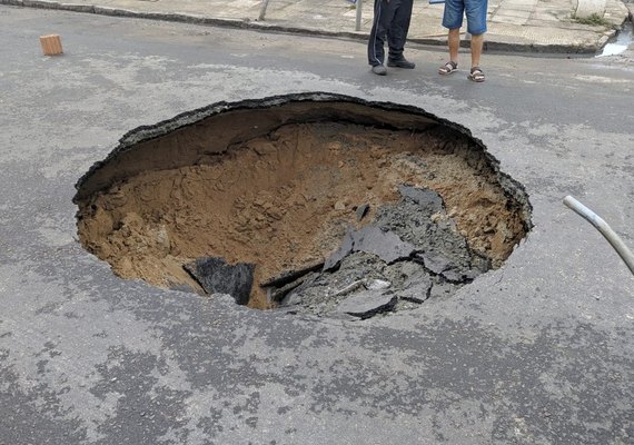 Cratera reabre e interdita rua localizada no bairro da Jatiúca