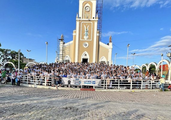Prefeitura disponibiliza quase 30 ônibus e leva mais de mil romeiros à Juazeiro do Norte