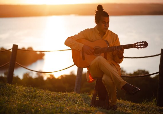 Rodrigo Avelino volta a cantar no Teatro Deodoro em seu Concerto Íntimo