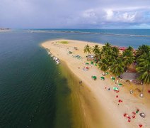 Praia do Gunga encanta com falésias coloridas e águas cristalinas em AL