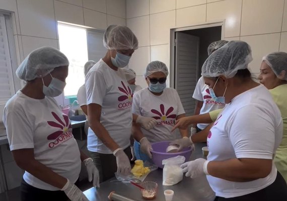 Oficina de Sabores capacita marisqueiras da Coopmaris com receitas à base de sururu em AL