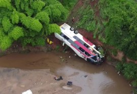 Ônibus bate em carro e caminhão, cai em ribanceira e deixa 5 mortos e cinquenta feridos na BR-153