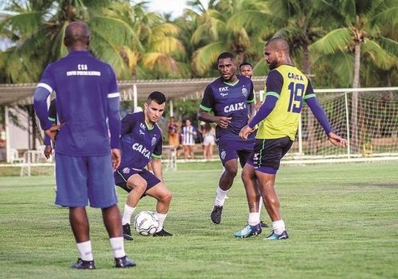 CSA recebe lateral Carlinhos e embarca para São Luís-MA