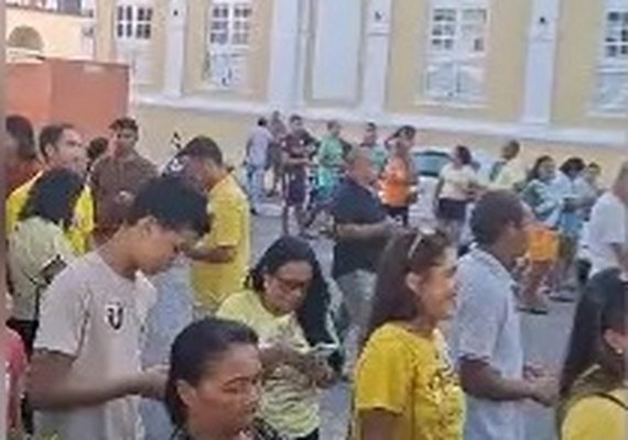 Praça Dois Leões vira palco de expectativa por decisão de JHC