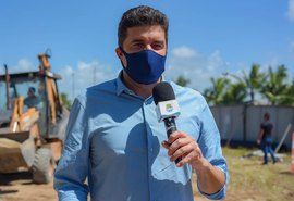 Rui Palmeira vistoria obras no Centro Pesqueiro em Maceió