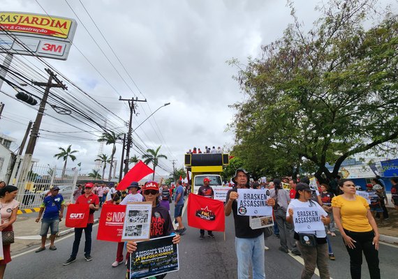 Vítimas da Braskem protestaram da Fernandes Lima até Assembleia Legislativa cobrando realocação imediata