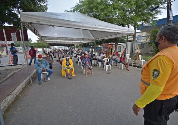 Prefeitura de Santana do Ipanema monta tenda para organizar filas em agência da Caixa