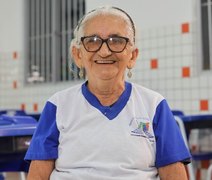 Alagoana de 78 anos ingressa na escola e se orgulha ao escrever seu nome pela primeira vez: 'Pulei de felicidade'