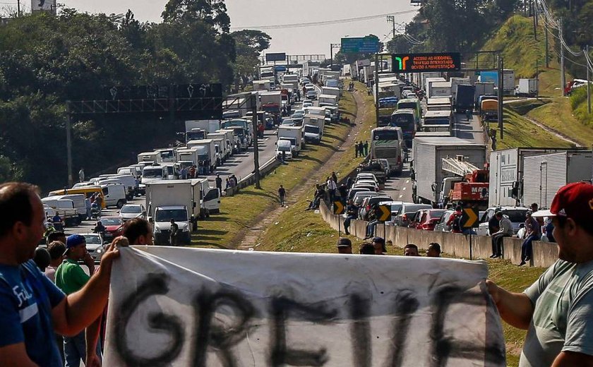 Com frequentes aumentos no combustível, caminhoneiros ameaçam fazer nova paralisação