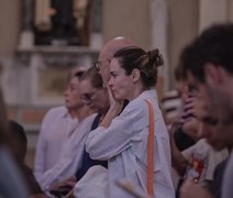 Abalada, Ana Paula Renault vai à missa de 7º dia do pai em BH