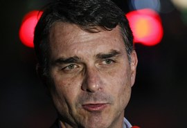 Flávio Bolsonaro admite cobrança a Vorcaro, mas nega crime