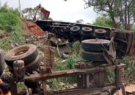 Motorista de 53 anos perde controle de caminhão e tomba em trecho da BR-104