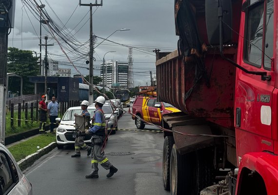 VÍDEOS: Idoso fica preso em caminhão após queda de fio de alta tensão em Maceió