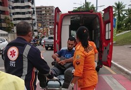Motociclista é socorrido após acidente na Pajuçara