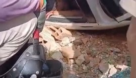 Homem é resgatado com vida após carro capotar em Maceió