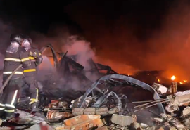 Drone registra destruição após incêndio em fábrica no Distrito Industrial