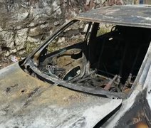 Carro fica destruído após pegar fogo na ladeira entre Jacintinho e Mangabeiras