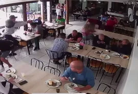 Vídeo: Homens trocam tiros em restaurante lotado e três pessoas ficam feridas