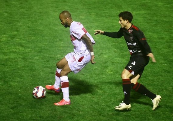 CRB vence por 1 a 0 Brasil de Pelotas e permanece no G-4