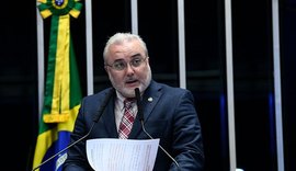 Senador afirma que governo foi omisso sobre óleo nas praias