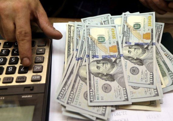 Dólar sobe para R$ 5,46 e fecha no maior valor em seis meses