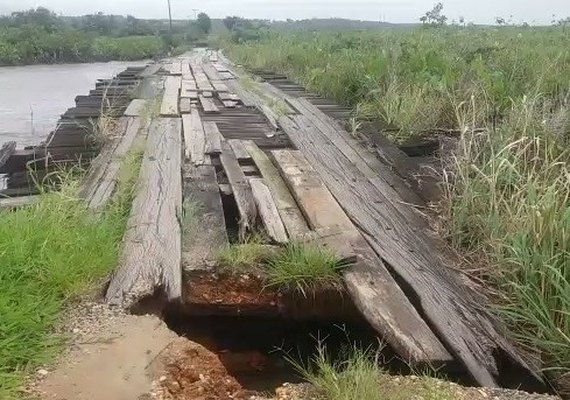 Ponte que liga Penedo a Feliz Deserto é destruída pela chuva
