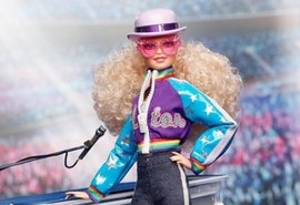 Elton John recebe edição especial de Barbie em homenagem a show