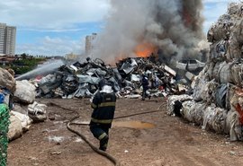 Vídeo: Princípio de incêndio atinge ferro velho no São Jorge, em Maceió