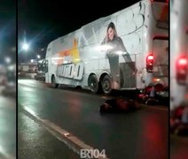 Colisão entre moto e ônibus de banda de forró deixa feridos