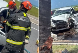 Carro colide contra coqueiro e motorista fica preso às ferragens na Av.﻿ Assis Chateaubriand