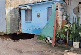 Defesa Civil de Arapiraca interdita quatro casas após afundamento do solo