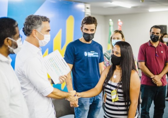 Secretário Rafael Brito realiza entrega de certificados da primeira turma beneficiada pelo Programa Educação Para Emprego