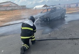 Carro pega fogo em AL e bombeiros agem para evitar explosão; saiba mais