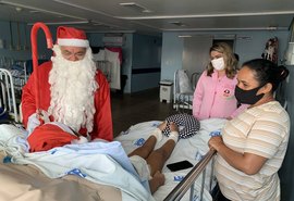Papai Noel distribui alegria e presentes na Pediatria do HGE