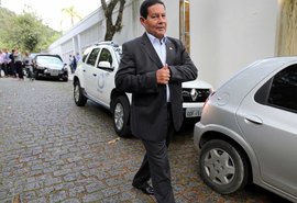 Vice de Bolsonaro viajou em avião de empresário e não declarou ao TSE