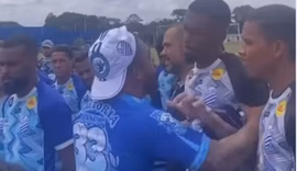 Torcida do CSA visita CT e Yago Oliveira é chacoalhado por torcedor