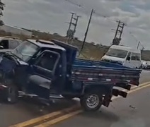 Colisão frontal entre caminhonete e picape deixa feridos na BR-316, em Alagoas