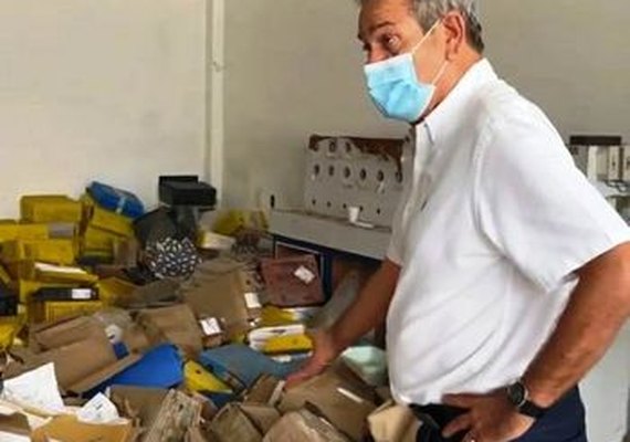 Ronaldo Lessa flagra sala abarrotada de processos no chão em visita à Sima