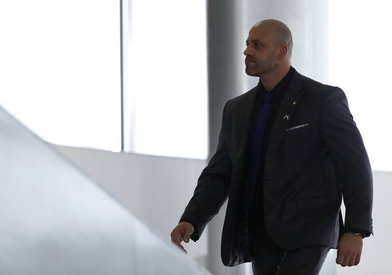 Três partidos e Renan acionam STF para anular indulto de Bolsonaro à Daniel Silveira