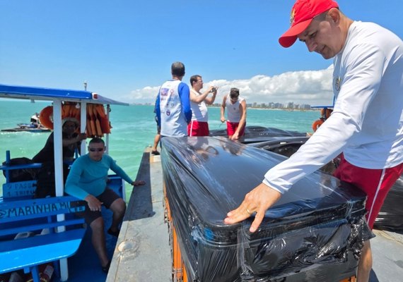 Corpo de Bombeiros vistoria balsas que serão utilizadas na queima de fogos em Maceió