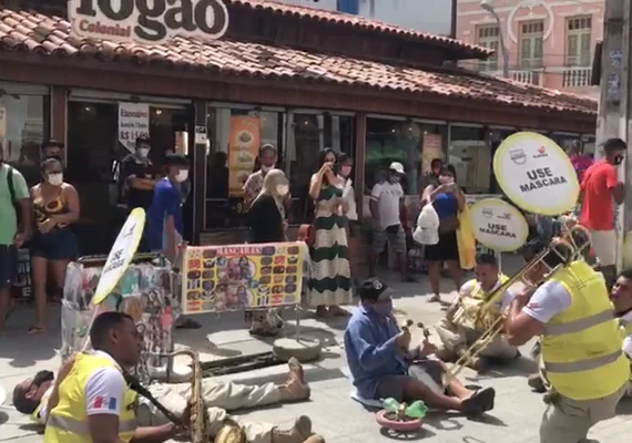 Ronda no Bairro toca com 'ceguinho do Centro' e alegra população do Comércio; veja vídeo