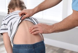 Mochila pesada pode comprometer a saúde de crianças e adolescentes, alerta ortopedista
