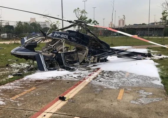 Vídeo: Helicóptero com duas pessoas cai em área residencial de São Paulo
