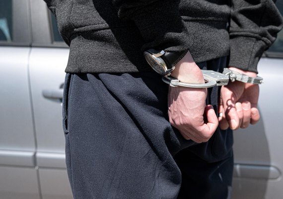 Homem é preso em flagrante após oferecer R$ 4 para criança em troca de um beijo