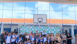 Prefeitura de Maceió entrega quadra de esportes para 500 alunos no Trapiche