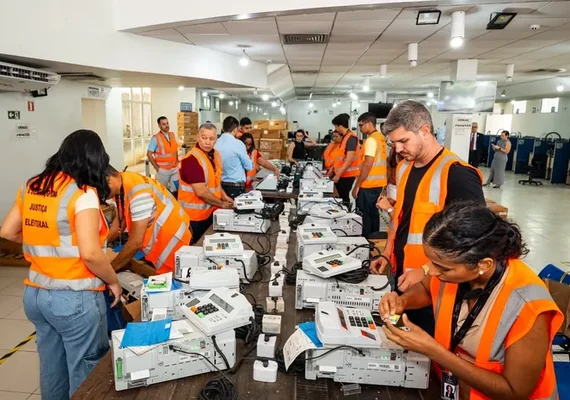 TRE/AL inicia carga e lacre das urnas eletrônicas para as Eleições 2026