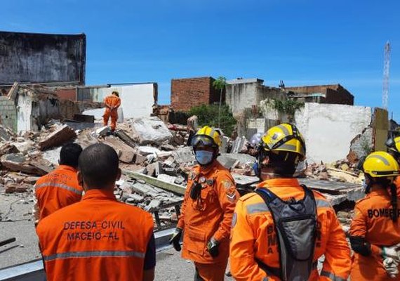 Casas atingidas por afundamento de solo desabam no bairro do Pinheiro nesta manhã