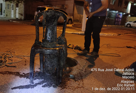 Vídeo: BRK retira cadeira de plástico de tubulação de esgoto no bairro Jatiúca